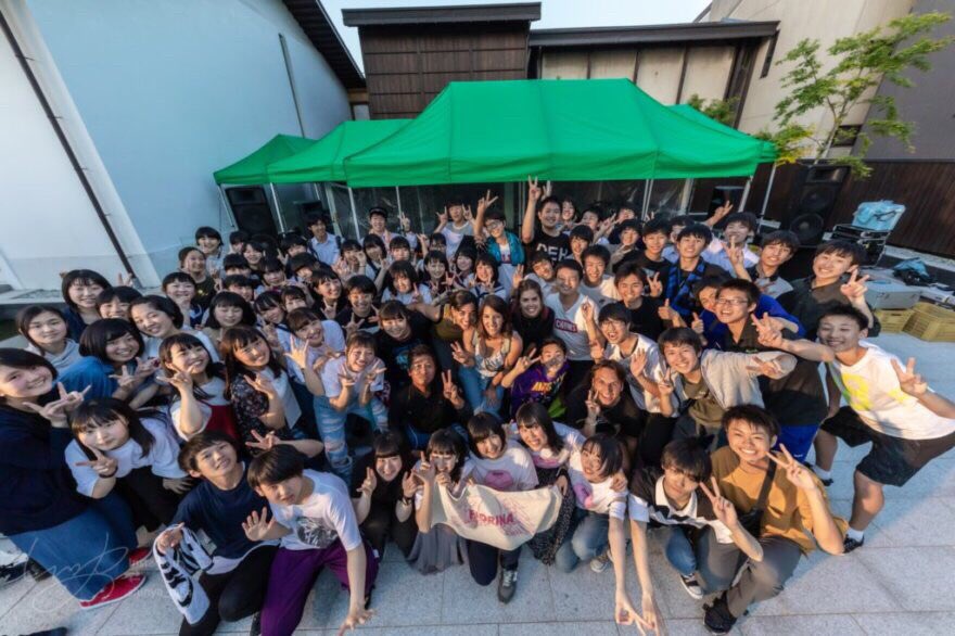 FIORINA_8787's tweet photo. 素敵な写真を頂きました
みんながエスパーポーズしてくれてる！！
時間よ止まれ~~~(stop！！！♡)

蜻蛉祭まであと10日 🔥🔥 https://t.co/2DQgCgUWda