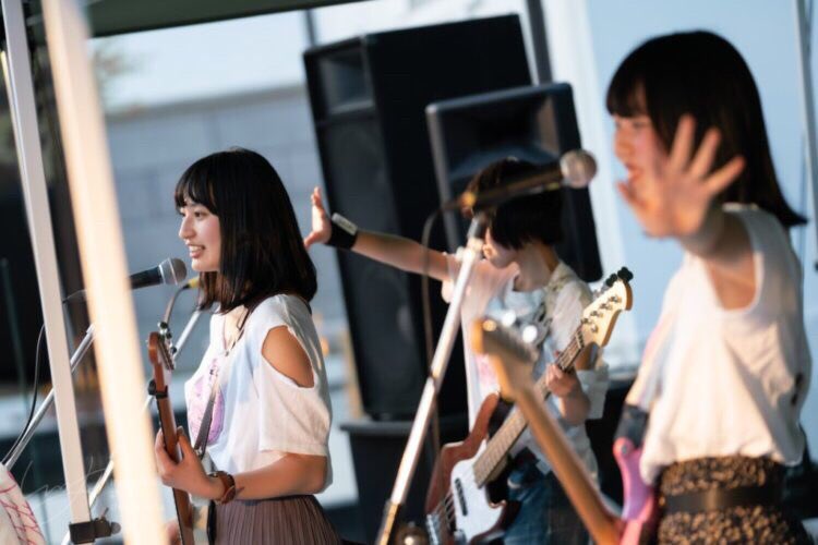 FIORINA_8787's tweet photo. 素敵な写真を頂きました
みんながエスパーポーズしてくれてる！！
時間よ止まれ~~~(stop！！！♡)

蜻蛉祭まであと10日 🔥🔥 https://t.co/2DQgCgUWda