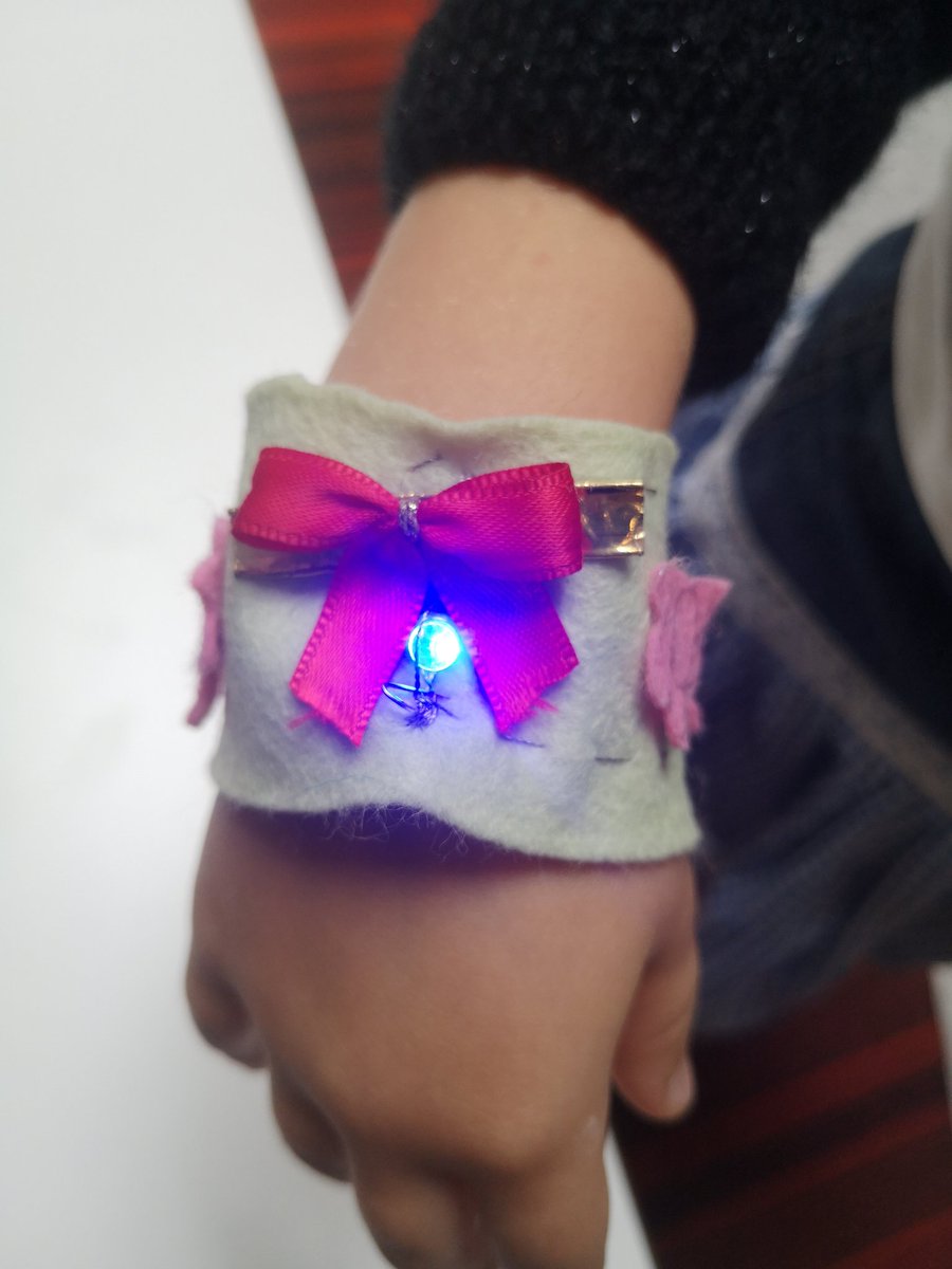 HuddsGirlGeeks's tweet photo. We're back at @HuddersfieldUni today with @amy__hearn and @Yorkshire_Vicky making ligh-up stuff for @WovenInKirklees. Looking forward to seeing the schools fashion show later! https://t.co/k4rOZSsa1t