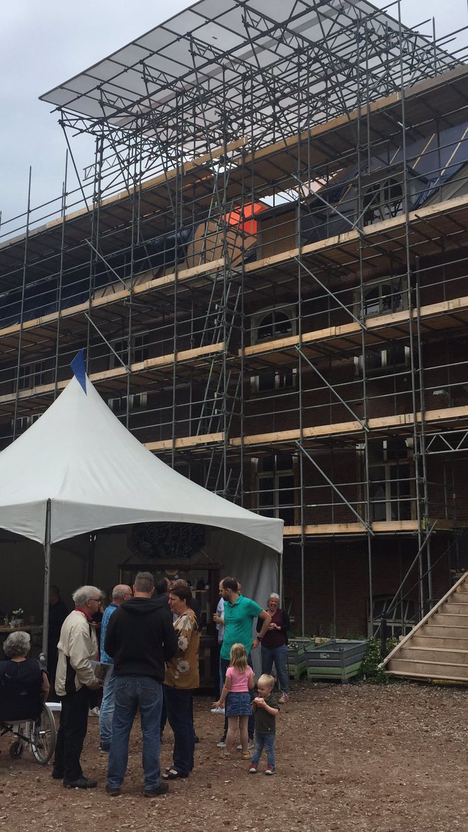 JoostFijneman's tweet photo. Oud en nieuw komen samen bij restauratie en renovatie klooster Oirschot #DagvandeBouw #debouwmaakthet https://t.co/yaRqtK0PAk