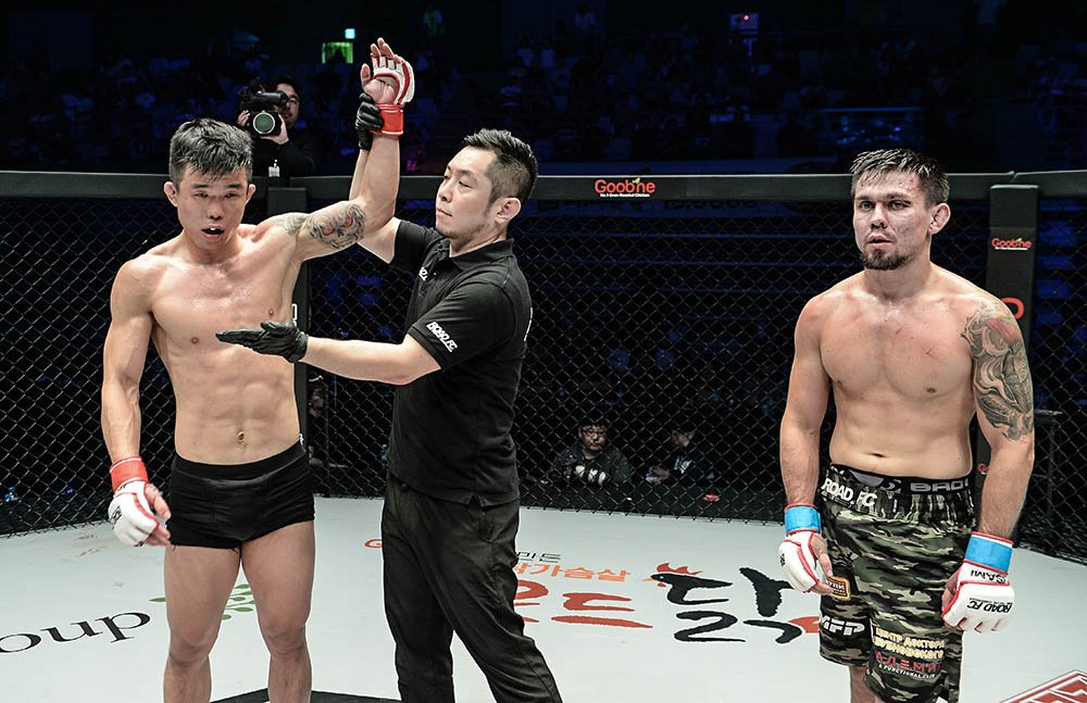 Kim Se-Young turned the tide in an exciting 3-round war!
ROAD FC 054 results:
5 Featherweight Match
Kim Se-Young def Evgeniy Ryazanov by Unanimous Decision
LIVE NOW!
#roadfc
#roadfc54
#mma