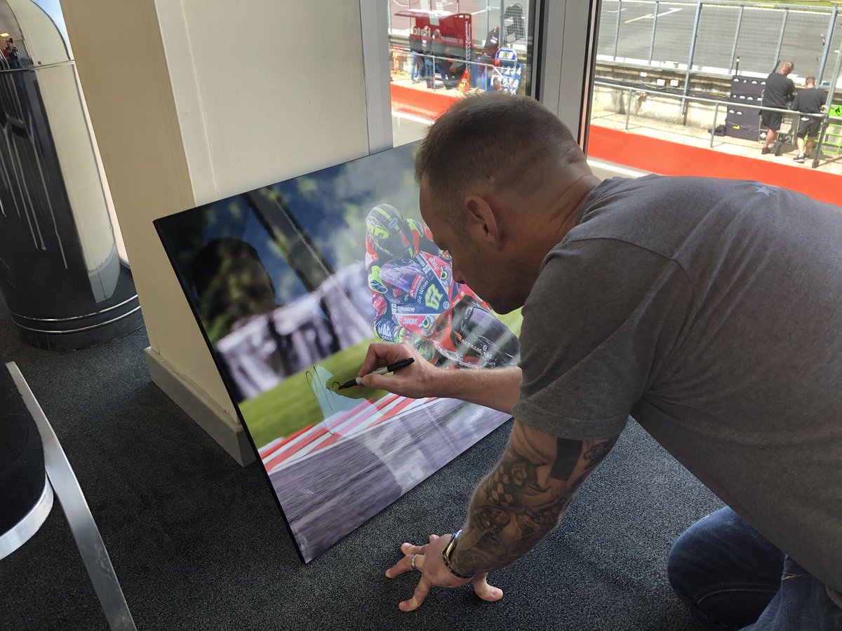 Right good people I would like one last big push for this please it ends tonight at 8pm highest bid so far £500 @R1Bobster picture is signed by <a href="/67Shakey/">Shane Shakey Byrne</a> today please retweet or bid thank you everyone 😘😊😊