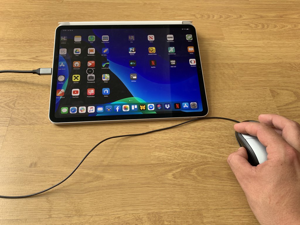 Broz1k's tweet photo. Myš a iPadOS 😅 Funguje jak drát, tak i Bluetooth. Můžete programovat tlačítka nebo vymyslet svoje vlastní gesta. Funguje to hezky, ale pro mě to není. https://t.co/dDlO50C9Pm