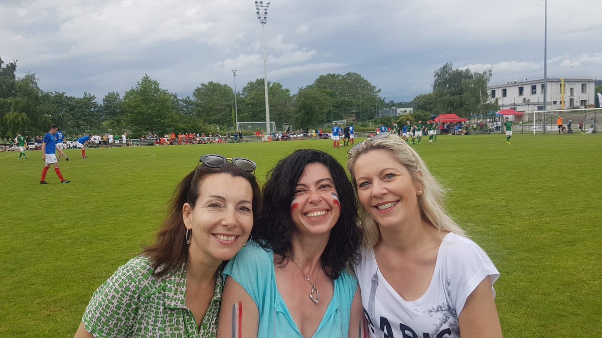 VirginieJollois's tweet photo. ⚽️⚽️🇫🇷 21e Tournoi Oracle EMEA Les supportrices sur le terrain pour encourager la France en finale contre l’Irlande👍#ORACUP #AllezLesBleus  @Oracle_France @Oracle_UKI https://t.co/BWp3h9Vc2O