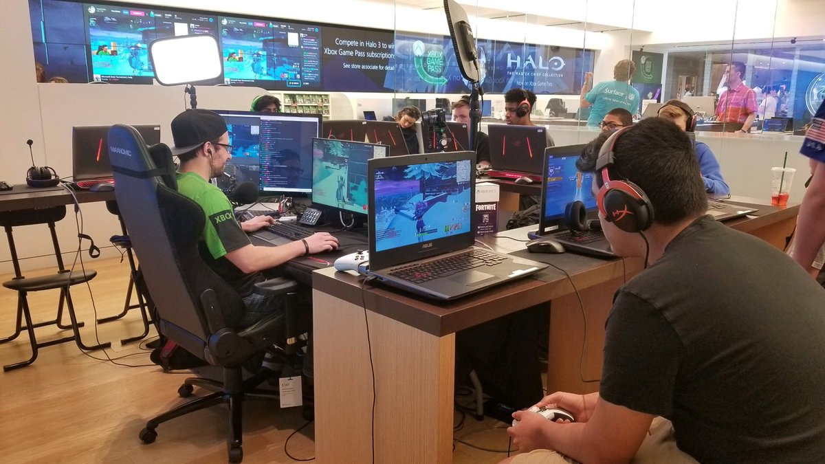 HoosierTheBoy's tweet photo. Another awesome night of Fortnite Friday at the Indianapolis @MicrosoftStore!

It was duos night, so instead of casting, I played with another free agent and we ended up with a W in one of our placement games 🤣

Thanks to @ASUS_ROGNA and @elgatogaming for making this possible👍 https://t.co/IXnHh4oFSJ