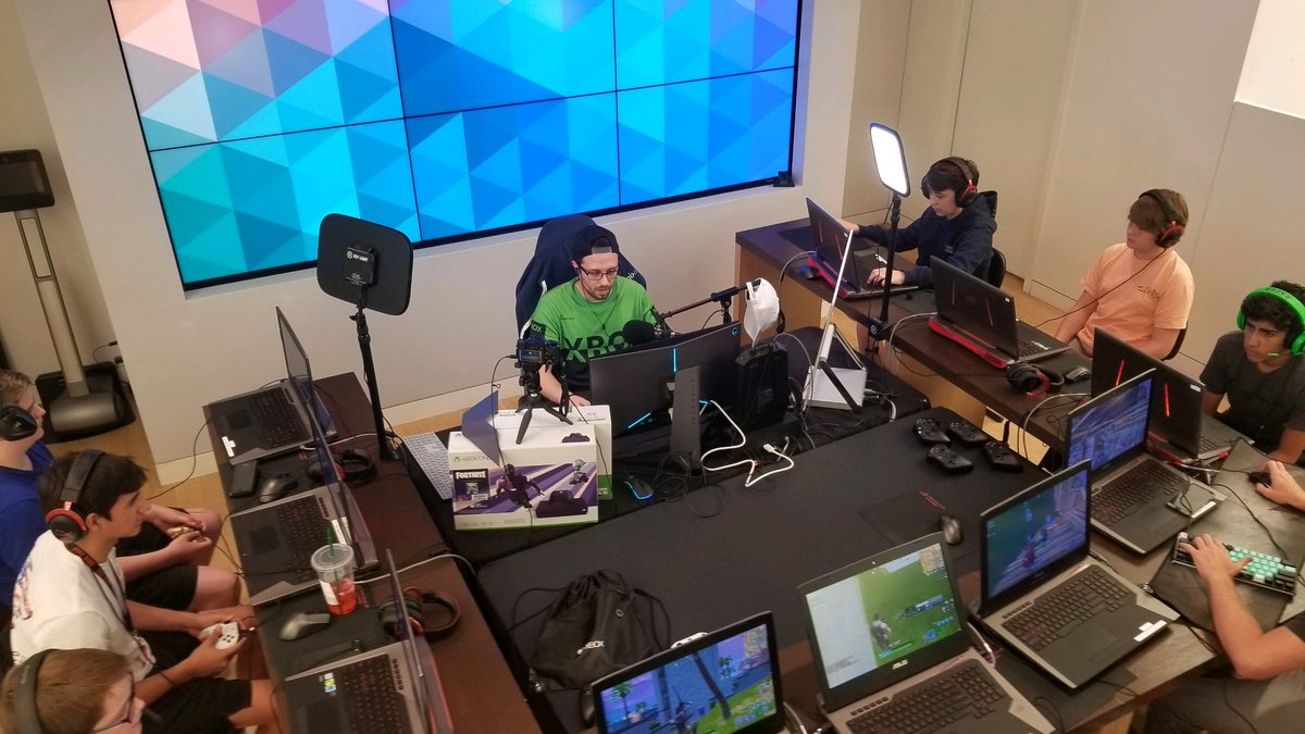 HoosierTheBoy's tweet photo. Another awesome night of Fortnite Friday at the Indianapolis @MicrosoftStore!

It was duos night, so instead of casting, I played with another free agent and we ended up with a W in one of our placement games 🤣

Thanks to @ASUS_ROGNA and @elgatogaming for making this possible👍 https://t.co/IXnHh4oFSJ