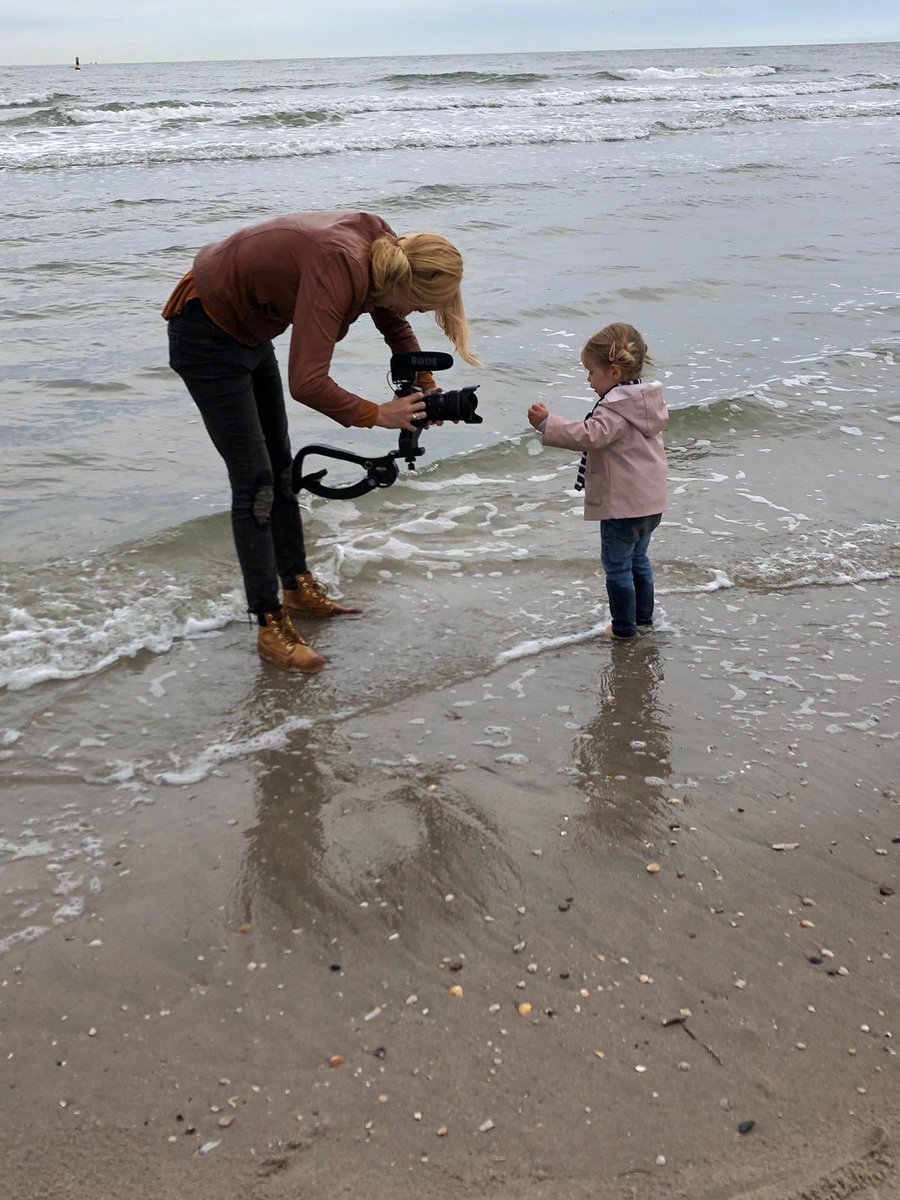 Metropoolregio's tweet photo. Vandaag video-opname @FleurBeemster voor de gedichtenbundel ‘De wereld in je hand’; de @Metropoolregio in gedichten. Een initiatief van de @deschrijfschool en de MRDH.
Donderdag krijgt minister @ivanengelshoven de bundel tijdens het #Metropoolcafe. https://t.co/Wsx0fMbjP5 https://t.co/uWxqzTdnVC