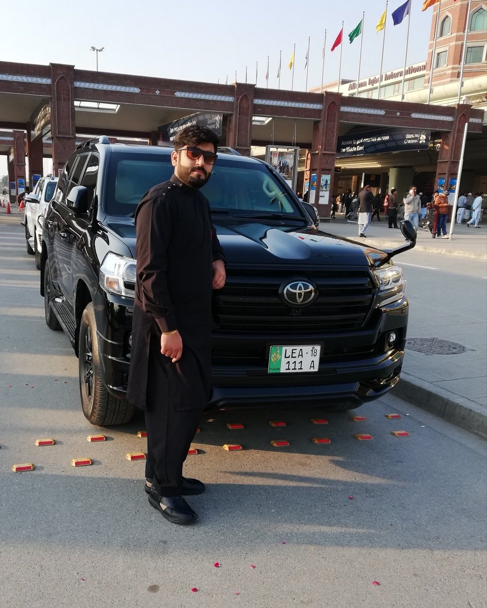 skhuram377's tweet photo. " Hamari Or Logo Ki Soch Main Bs Itna Farq Hai 😍

" Log Sarkari Admi Ban'na Chahty Hain Or Hum Khud Sarkar Hain😎 https://t.co/gKGai7FcPy