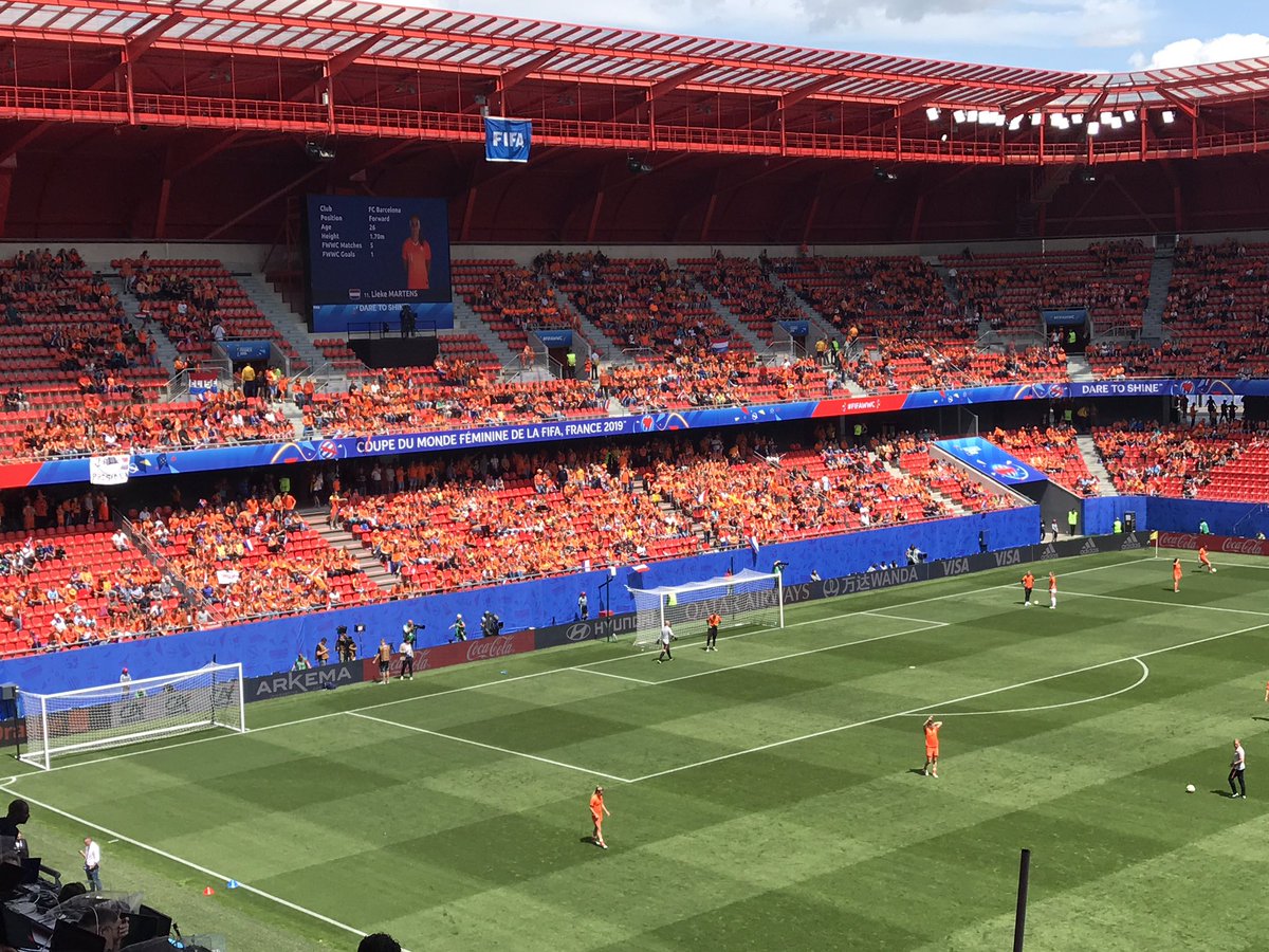 PhGuilbaud's tweet photo. Le Stade du Hainaut n'est pas encore plein... mais il y a encore du monde aux buvettes et friteries ! #NEDCAM #FIFAWW2019 https://t.co/bmpEsdK1MQ