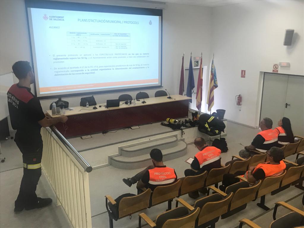protecivilvlc's tweet image. Continuem amb el Curs de Plans i Protocols d&apos;Actuació Municipal al Parc Central de @bomberosvlc preparant-se per a estar #alteucostat #formaciovlc