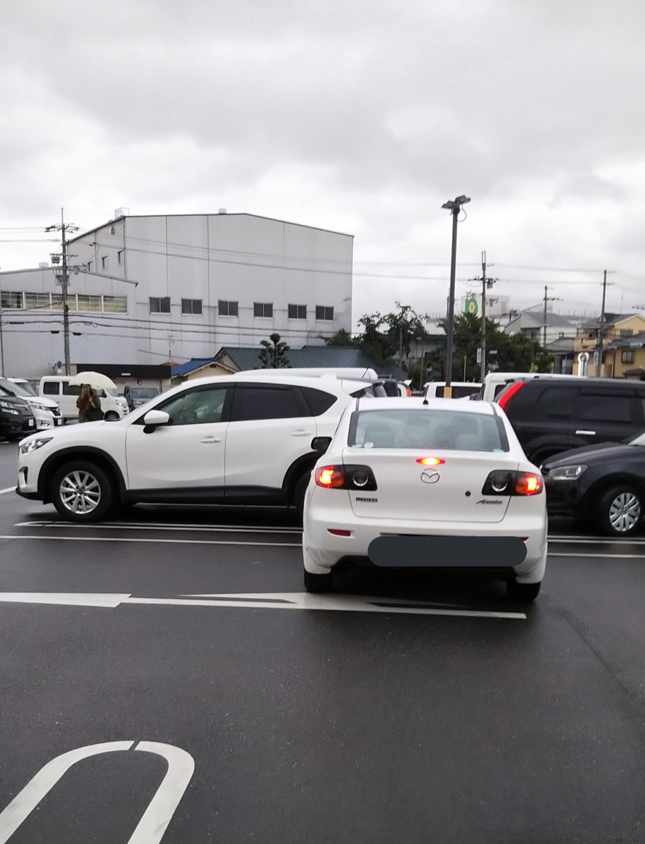 駐車場で高齢者が運転する車に当てられた 任意保険未加入で 当たっていない の一点張り Togetter