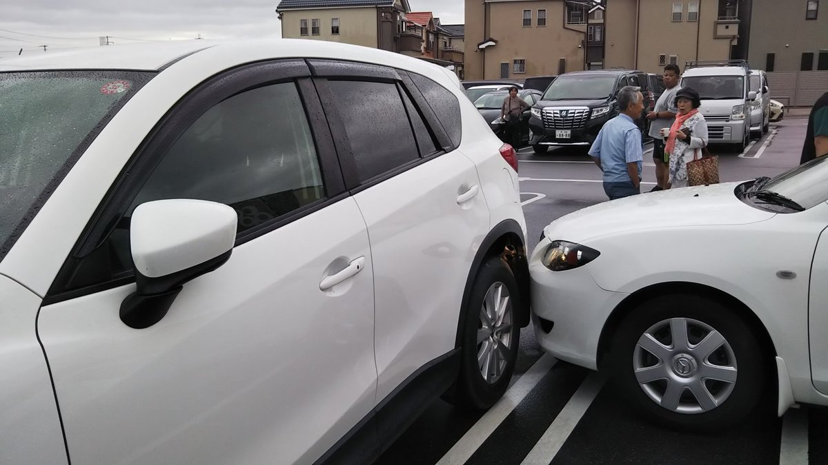 駐車場で高齢者が運転する車に当てられた 任意保険未加入で 当たっていない の一点張り Togetter