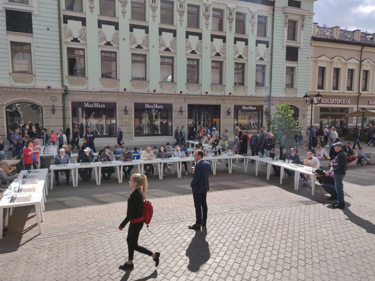 Jvdbergchess's tweet photo. Nice idea by the local organization, bringing chess to the people and popularize the game!#FIDEWomenCandidates @FIDE_chess #Kazan #restday https://t.co/GGKuWKNWea