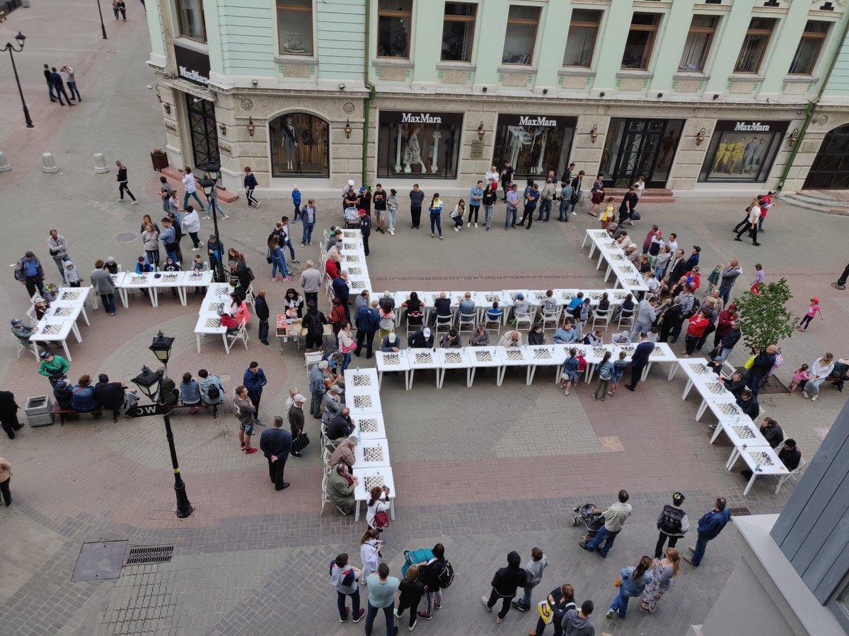 Jvdbergchess's tweet photo. Nice idea by the local organization, bringing chess to the people and popularize the game!#FIDEWomenCandidates @FIDE_chess #Kazan #restday https://t.co/GGKuWKNWea