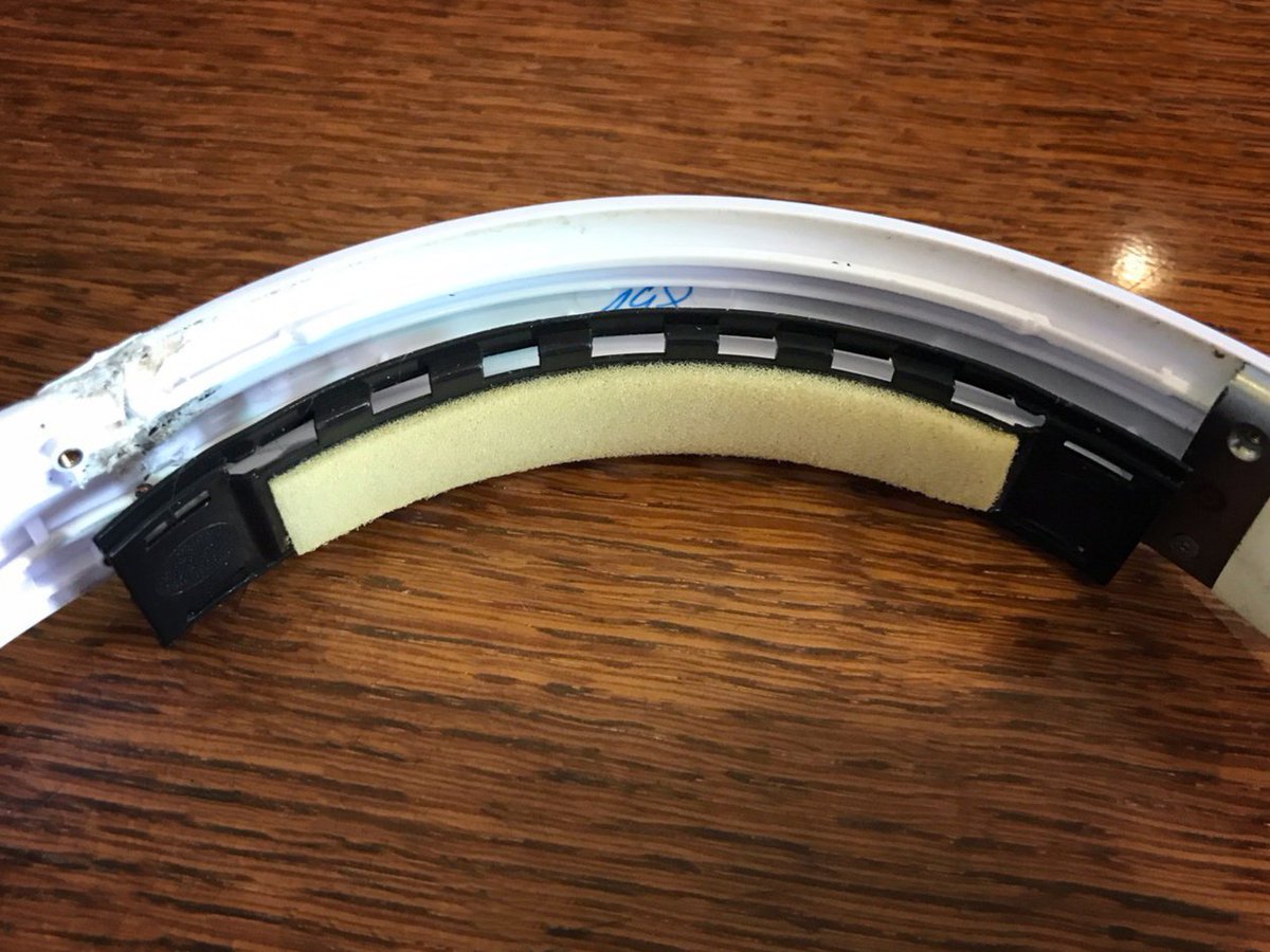 AndrewGotThis's tweet photo. Вселенная смеется над моими попытками починить Beats Wireless, за которые когда-то отдал 12 тысяч (на самом деле там цифра 498). Ужасное устройство, сделанное из мусора, но позиционирующее себя как продукт премиум-класса. НИКОГДА не покупайте битсы. @beatsbydre #Beats #Apple https://t.co/xmMgvKlVR7
