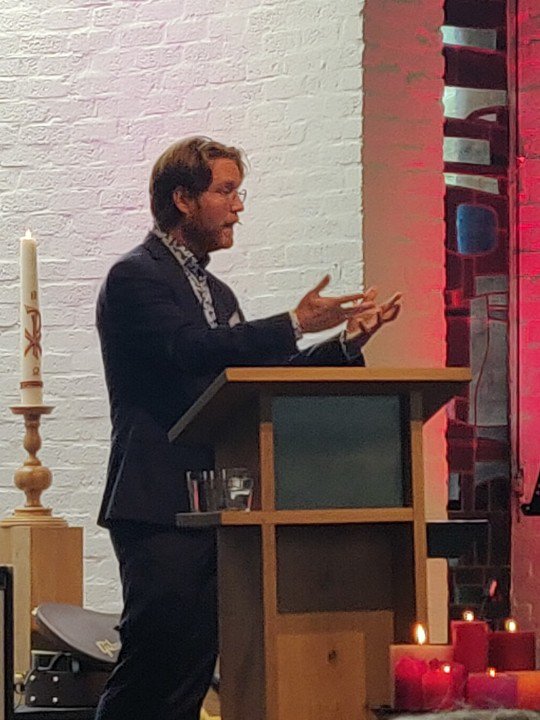 MissionairNGK's tweet photo. Rudolf Setz en schreven over vEen kerk die een gewoon onderdeel van mijn dagelijks leven kan zijn' zegt Marten van der Meulen nav het nieuwe boek #eenkerkdiekan https://t.co/8rDfbGBA5d