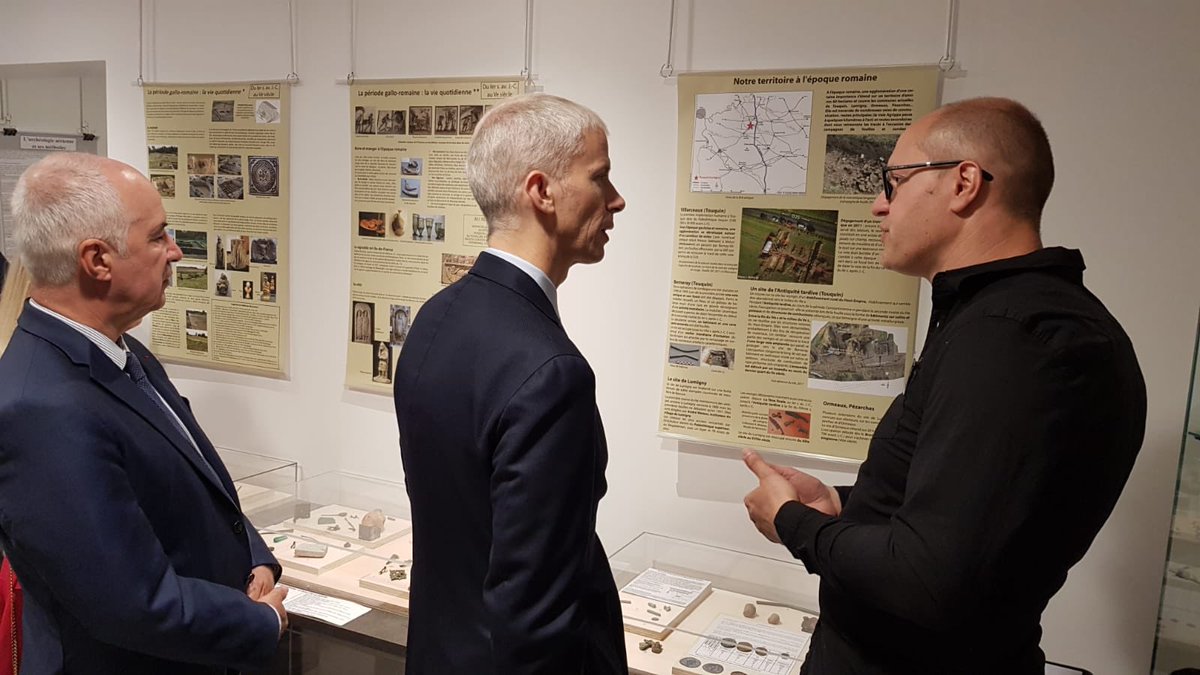 Ce matin aux côtés de <a href="/franckriester/">Franck Riester</a> <a href="/MinistereCC/">Ministère de la Culture 🇫🇷</a> pour l'inauguration du Centre muséal #Sat77 : les #JNArcheo aussi en milieu rural et associatif.
Cette après-midi au @Archeonationale pour visiter le Village et demain sur 2 fouilles @inrap.
Diversité et richesse de l'archéologie