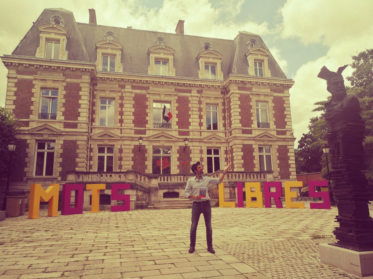 JulienAime8's tweet photo. Au festival des mots libres de la @VilleCourbevoie pour présenter les Grandes Vacances et Seconde Chance. Sous le regard bienveillant de Victor Hugo ;) et le parrainage de Katherine Pancol https://t.co/fbt9iQJJQi #fml19 #lire #écrire #VendrediLecture https://t.co/AaOSUzUj9j