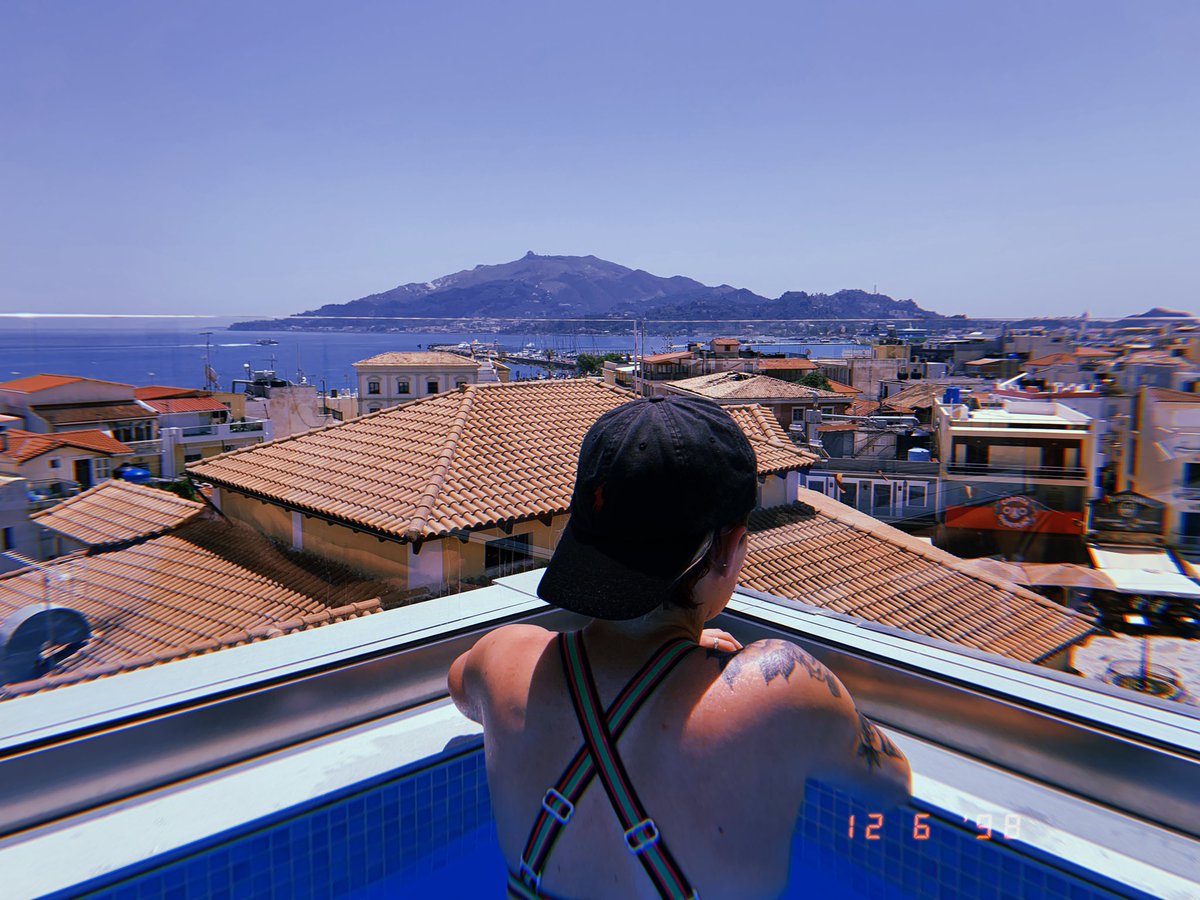 cortneyjayde1's tweet photo. Rooftop pool in Greece 🇬🇷💕 https://t.co/bpVVo2gzuR