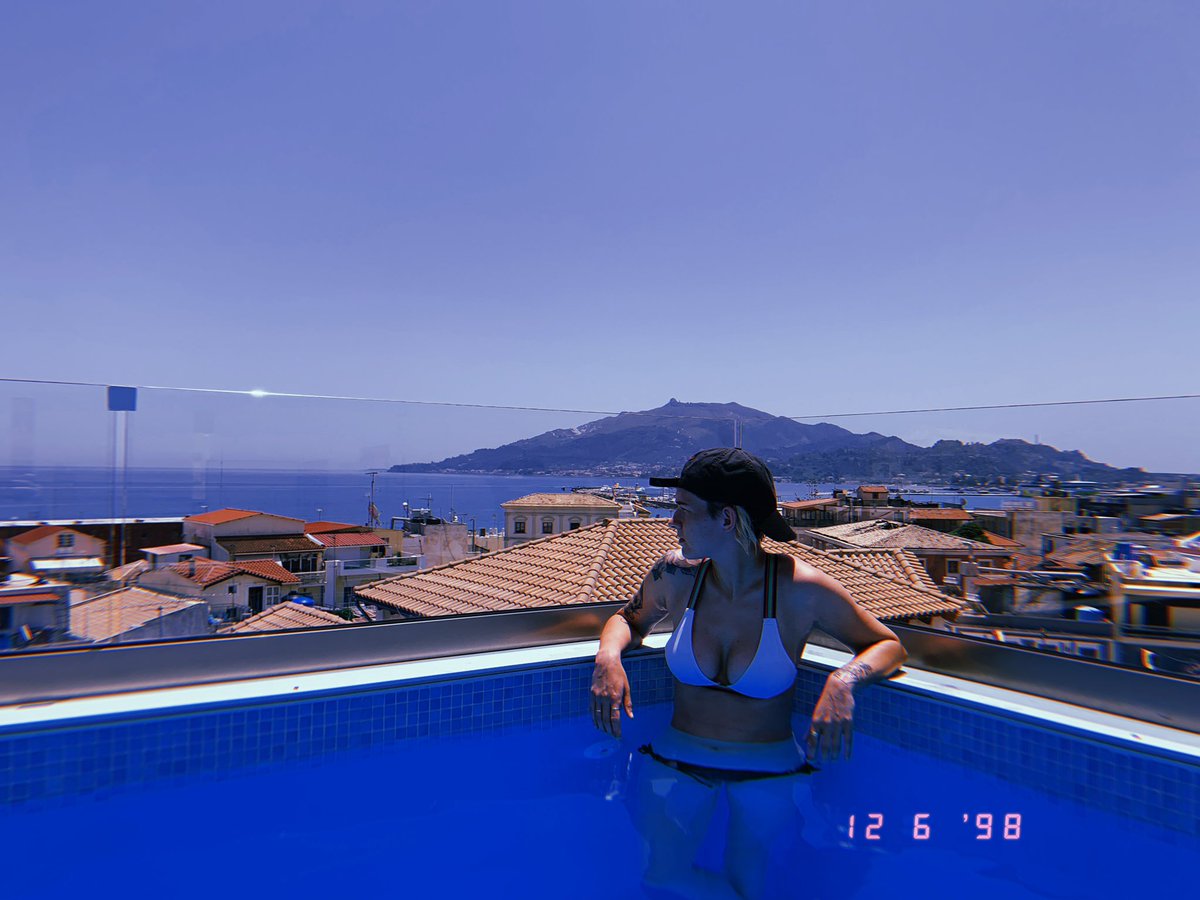 cortneyjayde1's tweet photo. Rooftop pool in Greece 🇬🇷💕 https://t.co/bpVVo2gzuR