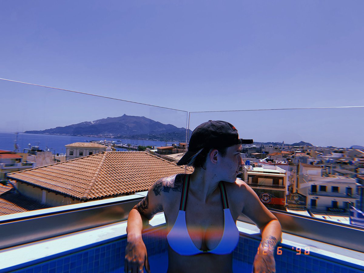 cortneyjayde1's tweet photo. Rooftop pool in Greece 🇬🇷💕 https://t.co/bpVVo2gzuR