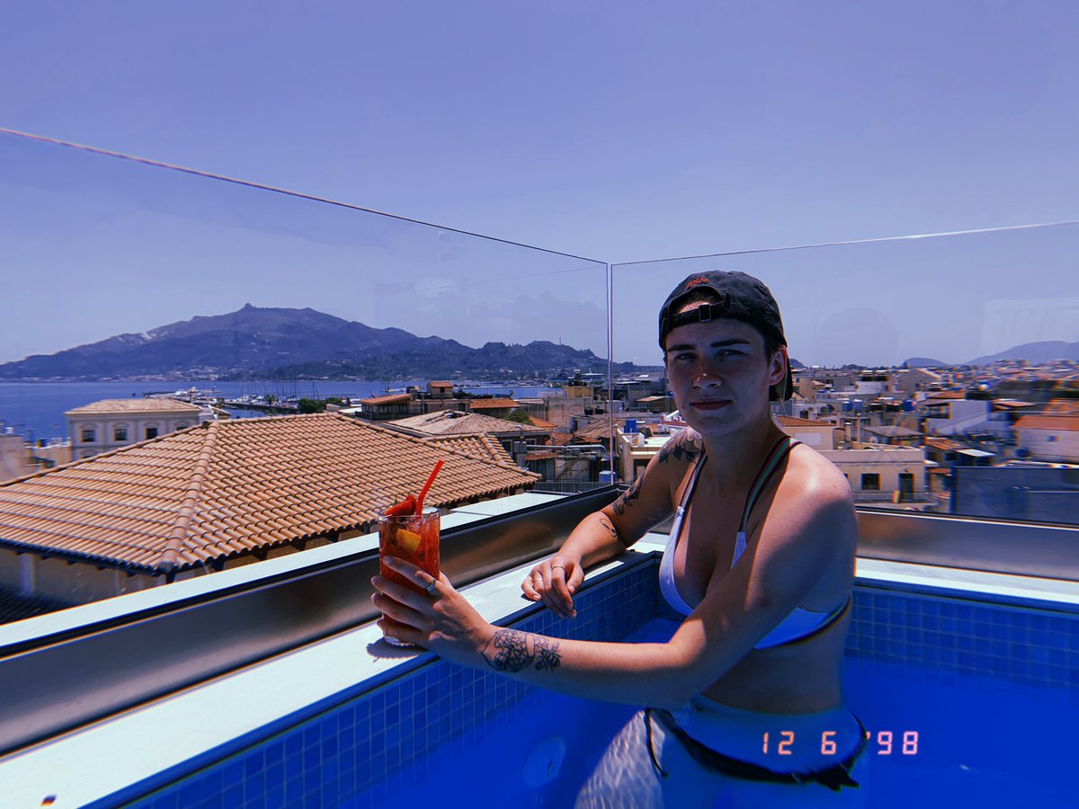 cortneyjayde1's tweet photo. Rooftop pool in Greece 🇬🇷💕 https://t.co/bpVVo2gzuR