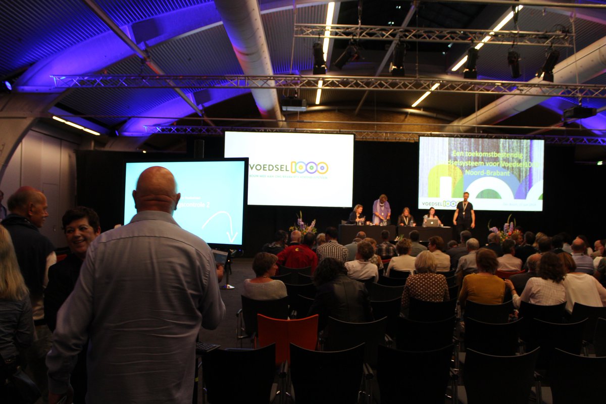 Het Presidium zit klaar de deelnemers aan de Brabantse Voedselraad checken in. #Voedsel1000