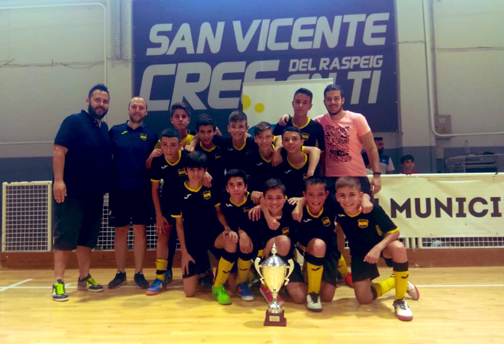 FFCV_info's tweet photo. En categoría Benjamín, ¡enhorabuena a @cd_nuevaelda_fs por su victoria en penaltis ante un gran Pilar de la Horadada! 👏🏼🏆
#futsalvalenciana #CopaFFCV https://t.co/nlE6dx34Zb