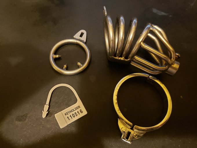 月曜日になるまでに100RTいったら(100人すらフォロワーいないけど&hellip;)  写真のボスシリコンストッパーⅨ⑼をお尻の穴に入れるまでオナ禁します。この貞操帯つけて &hellip; https://t.co/So7