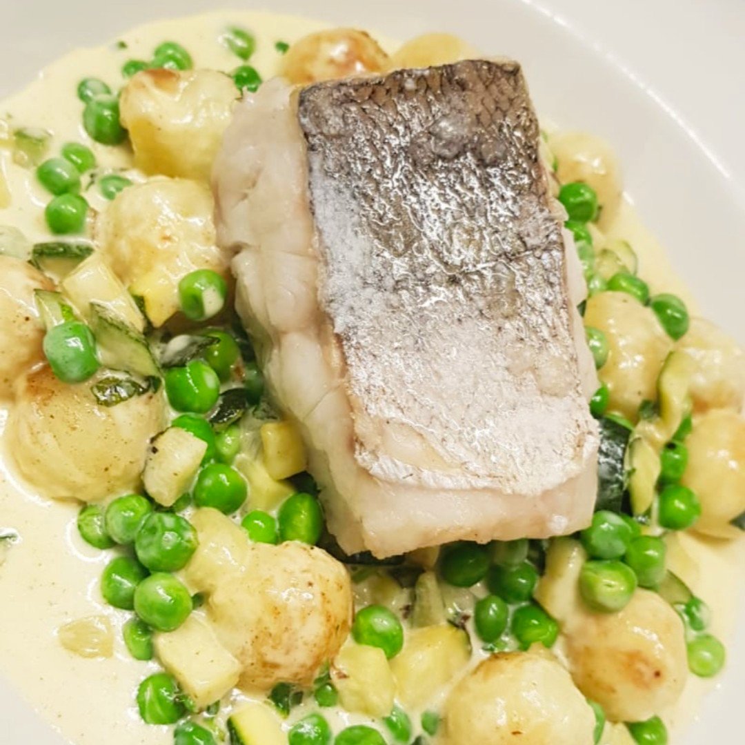 FoxAtPeasemore's tweet photo. Baked Hake, parisienne potatoes, pea &amp; courgette cream 🐟

#ChefsThatRock #ChefRocky #FreshFish #LittleFishieOnALittleDishie #TheFoxAtPeasemore #FoodPorn #PlacesToEatNewbury https://t.co/jBVP59K9dW