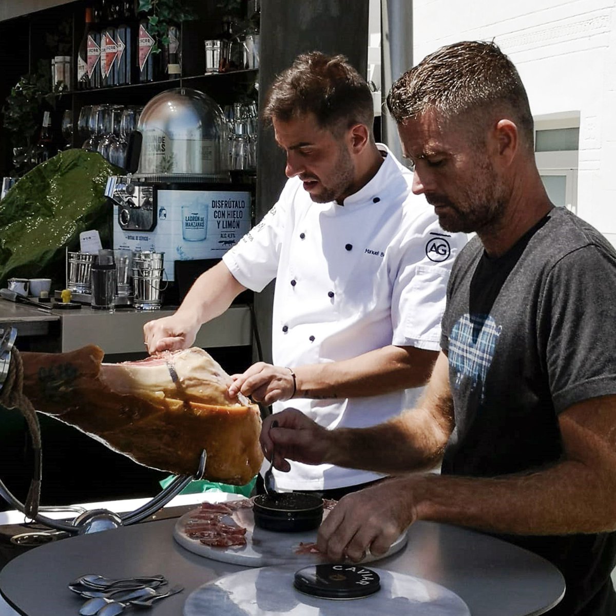 Con #PeteEvans rodando en <a href="/picalagartosmad/">Picalagartos</a> y mezclando jamón y caviar. / With #PeteEvans filming in <a href="/picalagartosmad/">Picalagartos</a> mixing ham and caviar.