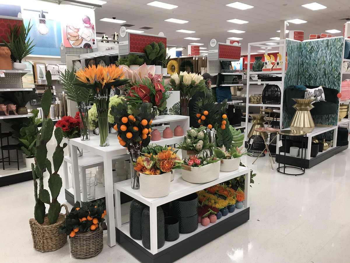 Teeeeedra's tweet photo. Dedicated owner Jamie has home decor full on the floor and out of the back! 😍 #G190FillsForBills @santuccicm @I_Tob26 https://t.co/kQnQVKJBqo