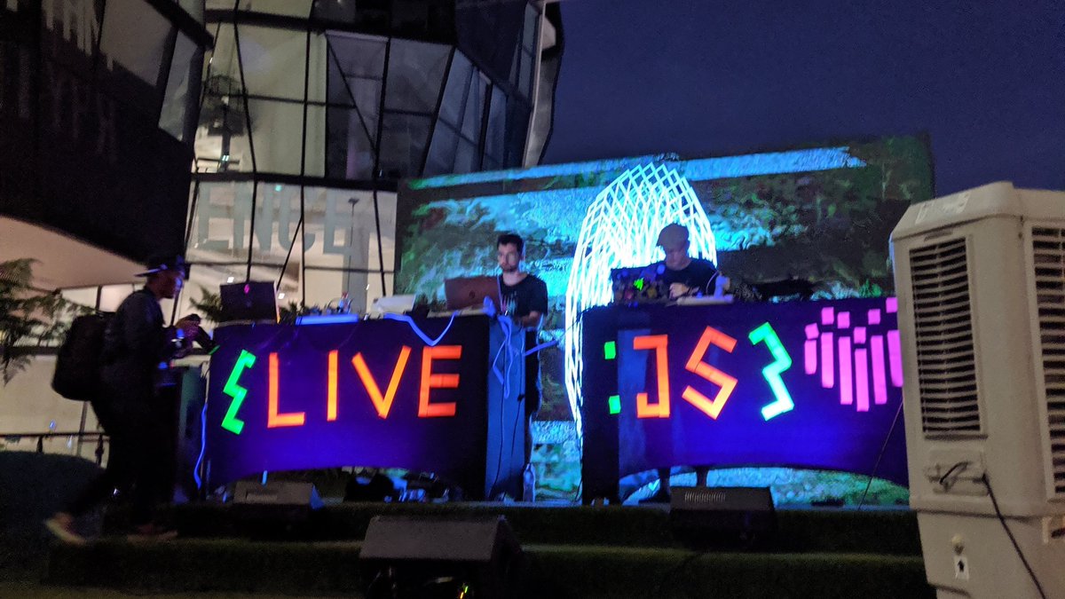 devdevcharlie's tweet photo. Always love watching the @LiveJS_network crew!! 😃
Awesome performance at #jsconfasia! 👏👏 https://t.co/xzCDVVkVUB