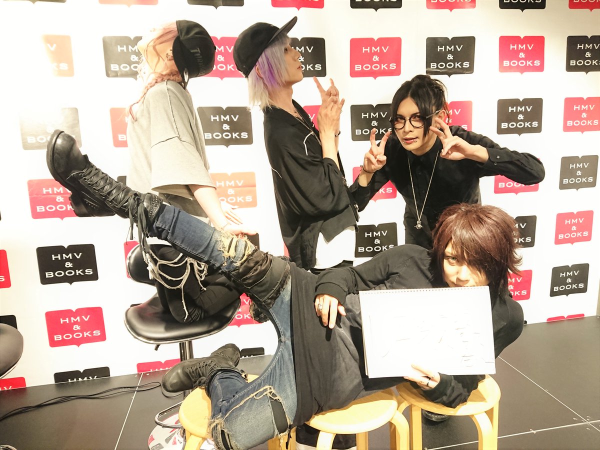 Hmv Books Shibuya A Twitter Jiluka 本日はjiluka Polyhedron 発売記念イベント にお越し頂き ありがとうございました 当店のイベント限定ブックカバーにサインを入れて頂きました 抽選で１名様にフォロー Rtでプレゼント 締切6 22 店舗受取り限定 当選は