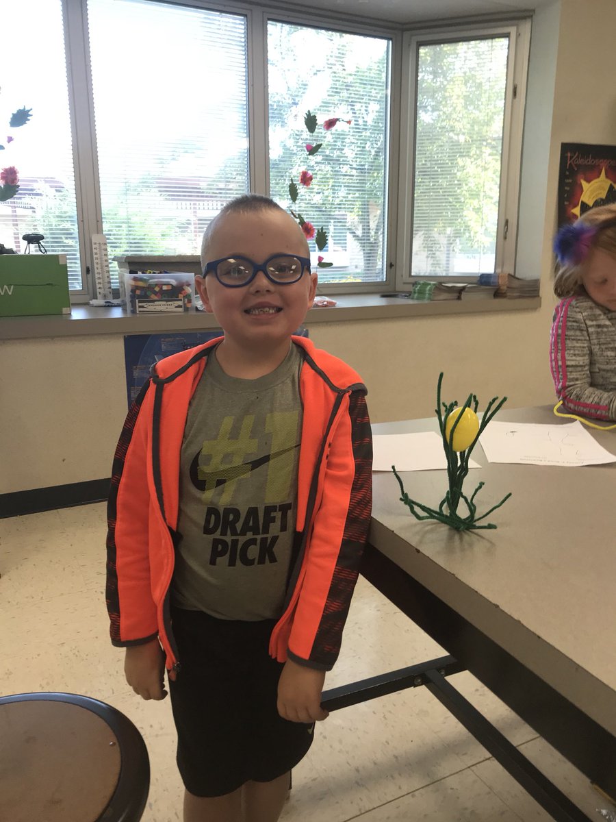 MamaMeg11's tweet photo. When your freestanding beanstalk holds a golden egg... #DEPowerfulCommunities #JackAndTheBeanstalk #LaunchCamp @PLTWorg @JeanRenk @DukeEnergy @myfcs https://t.co/dOzdj7Fqcy