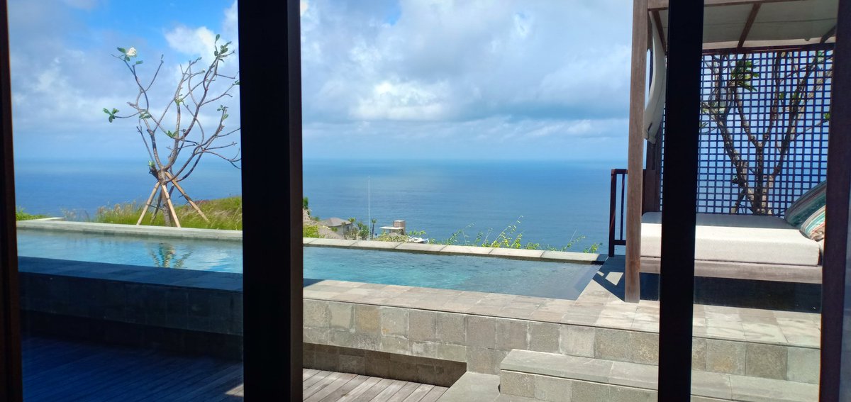 Новый отель на скале