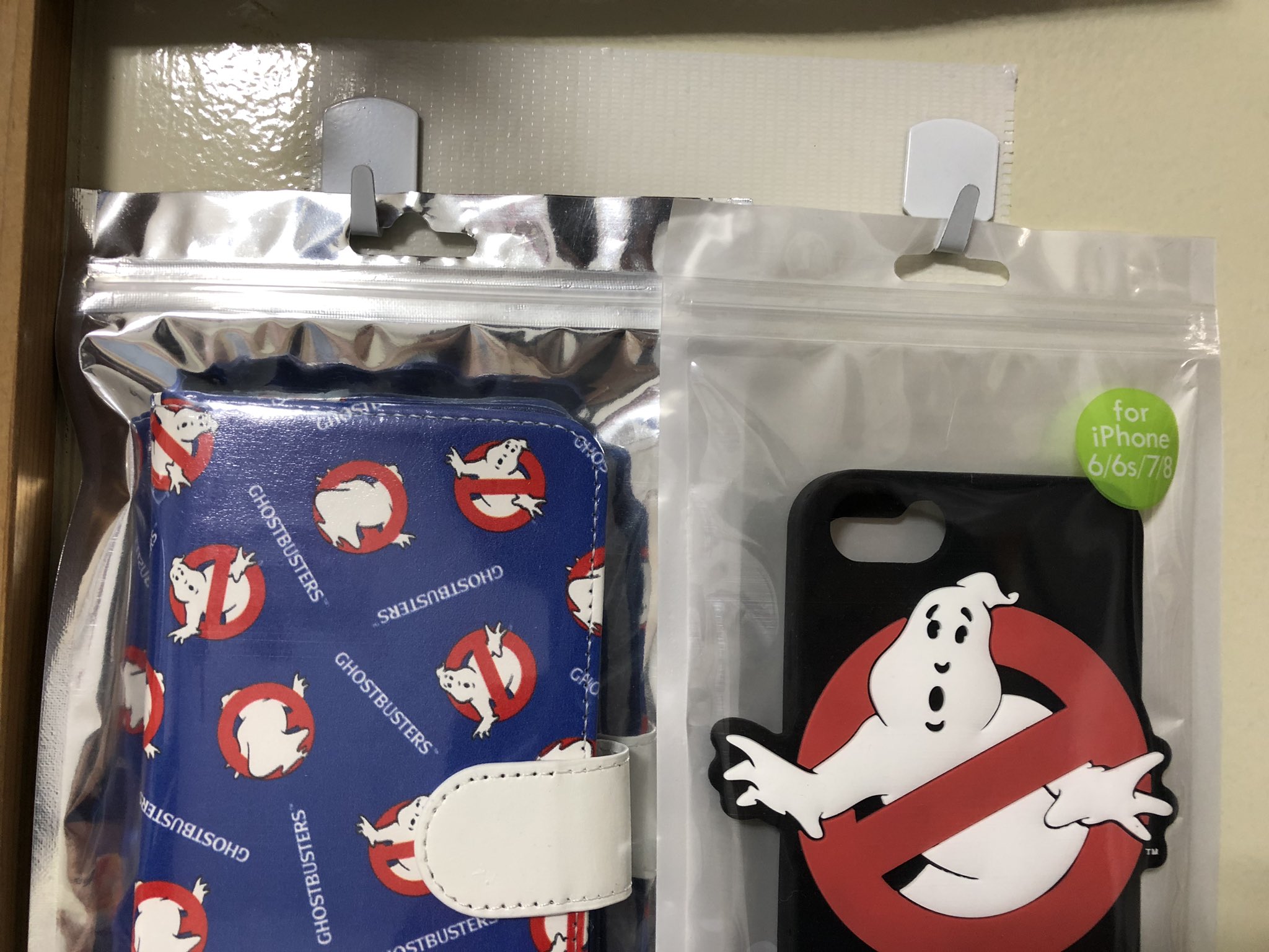 きなこ Iphoneの可愛いケースが増えてきたので キャン ドゥで買った白い養生テープとフックで空いたスペースにケースを飾りました Caseiphone Iphone6 Iphone8 キャンドゥ 養生テープ 粘着ミニフック ミニフック フック 空いたスペース