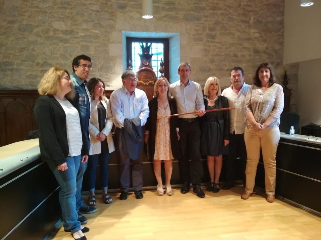 Miembros del PNV, junto al nuevo alcalde y al alcalde saliente Miembros del PNV, junto al nuevo alcalde y al alcalde saliente