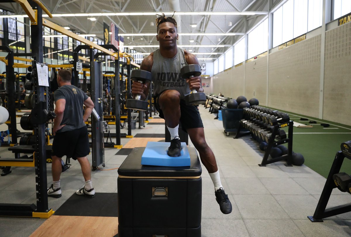 coach_Doyle's tweet photo. The harder you push against the ground, the higher you jump &amp; the faster you run.  Single Leg strength is critical to athletic performance!

#IowaEdge #BreaktheRock https://t.co/E8CVB5v1Ze