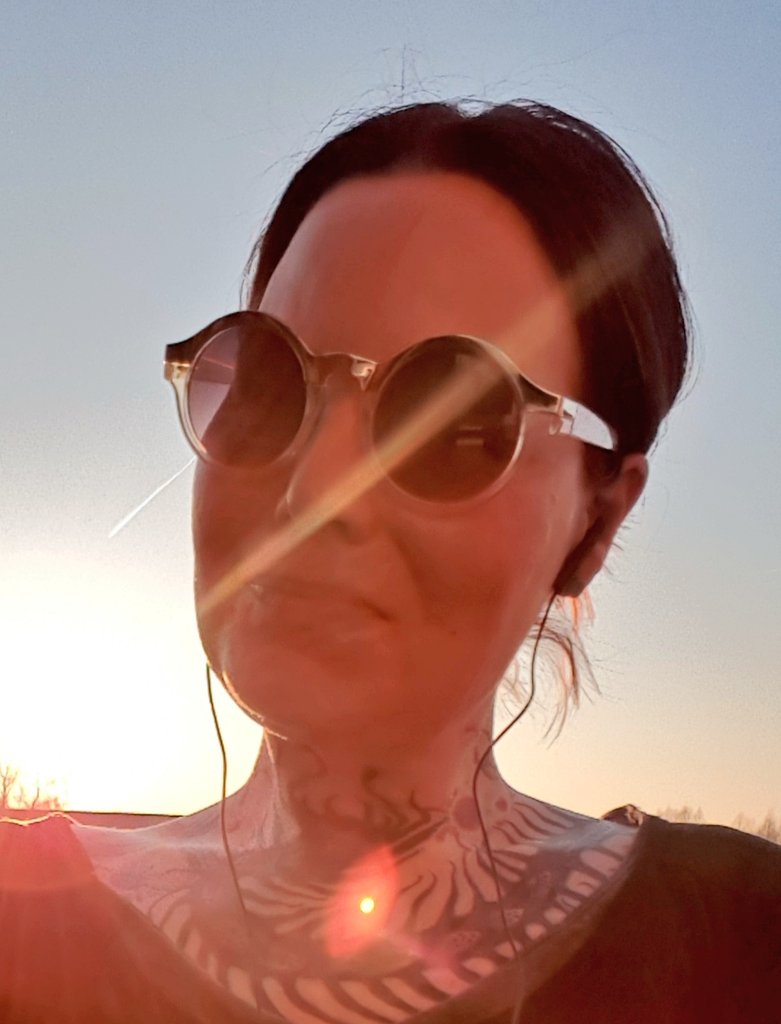 Vielen Dank :-))) ❤❤❤
Ihr seid klasse , sich so sehr mit mir zu freuen  !!!
Schade das ihr alle nicht bei mir sein könnt :-((🌟🌟🌟