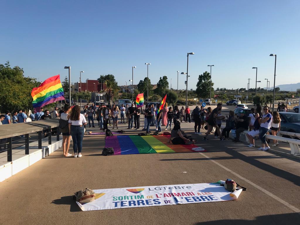 Lo riu #Ebre i el #Delta amb els colors #LGTBI està preciós!
Marxem amb #OrgullEbre per #Deltebre fent festa i reivindicació Gent de #TerresDelEbre i altres indrets de Catalunya per la diversitat i dient #ProuLGTBIfòbia #50AnysStoneWall