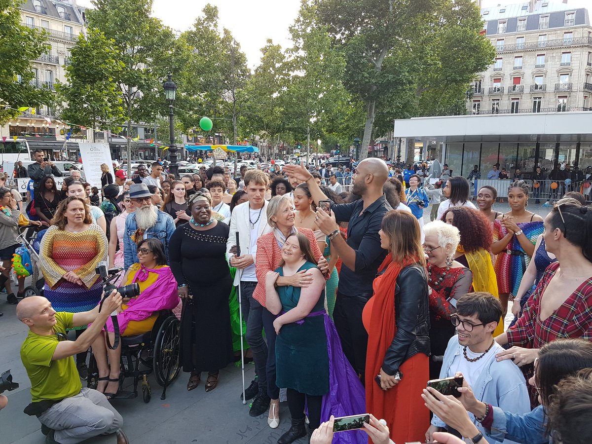 s_cluzel's tweet photo. Moment en famille et dans la convivialité à l'occasion de la #nuitduhandicap à #PARIS
Je remercie toutes les associations, les bénévoles et les participants qui font de cet événement une belle fête qui met à l'honneur les personnes en situation de handicap et révèle les talents https://t.co/R8ZRLIcTJf