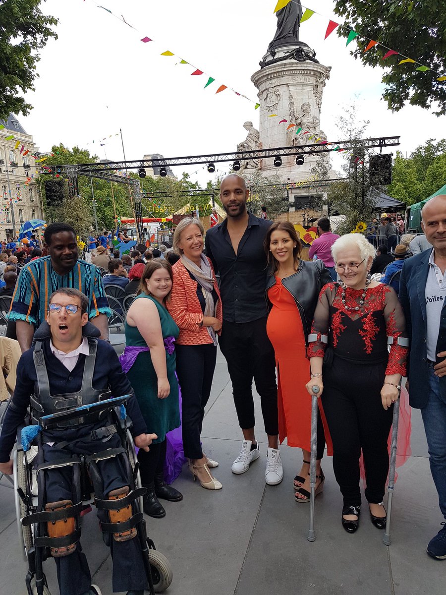 s_cluzel's tweet photo. Moment en famille et dans la convivialité à l'occasion de la #nuitduhandicap à #PARIS
Je remercie toutes les associations, les bénévoles et les participants qui font de cet événement une belle fête qui met à l'honneur les personnes en situation de handicap et révèle les talents https://t.co/R8ZRLIcTJf