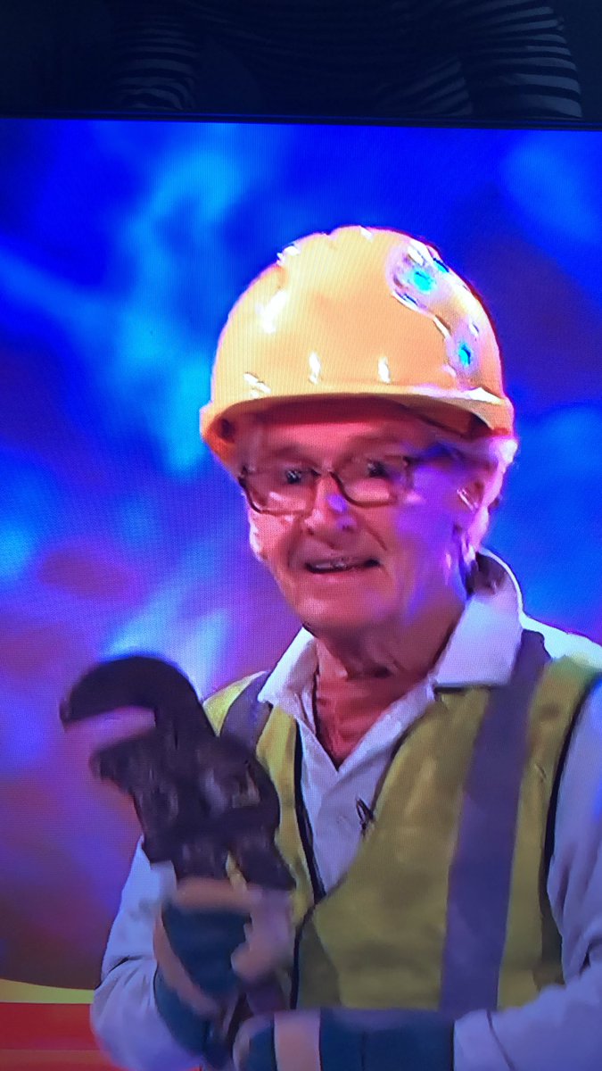 Davogray's tweet image. When Ken Barlow suddenly turns into Paul O’Grady. #alienfuncapsule