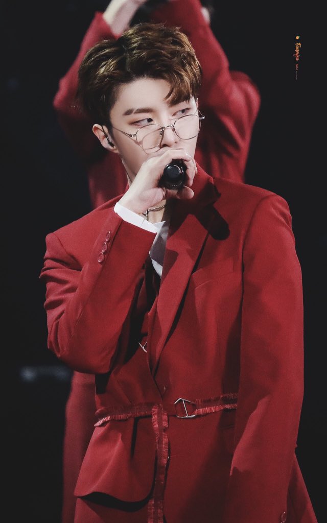 the7thmiroh's tweet photo. tüm bu yeteneklerinin yanında kişilik olarak da aynı zamanda hem şapşalın teki hem tam bir crackhead hem de duygusal bir kuzu olmayı nasıl başarıyorsun bilmiyorum o da ayrı bir lütuf sanırım. bir cute bir hot olmandan da anlaşılıyor kişilik özelliklerinin çokluğu #FCC19thLevelUp https://t.co/k3ztzeZwzu