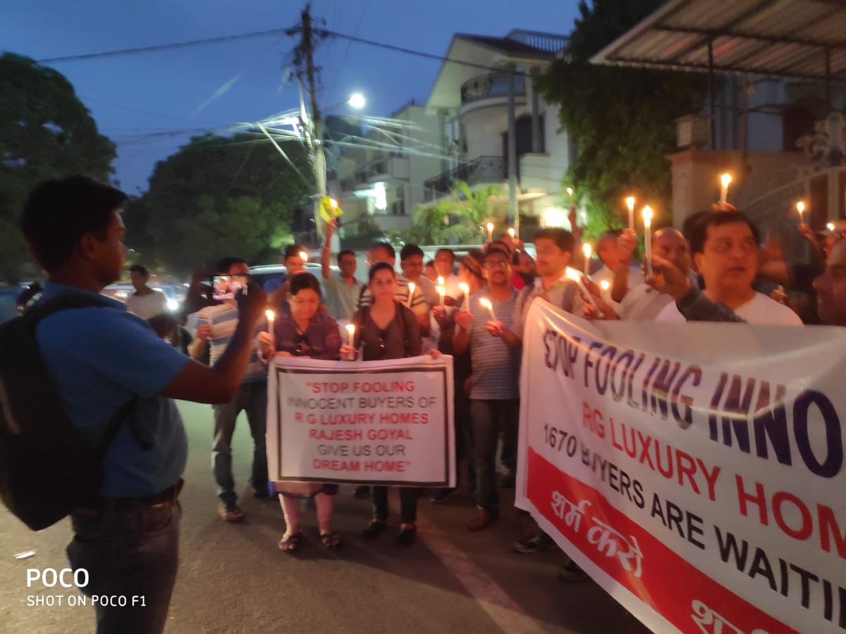 MohitSh54650710's tweet photo. Candle march by innocent buyers @myogiadityanath @PMOIndia @EOWDelhi FIR filed one year ago , builder moving free , buyers on road #MeTooCheatedByRajeshGoel https://t.co/egwE66Owq1