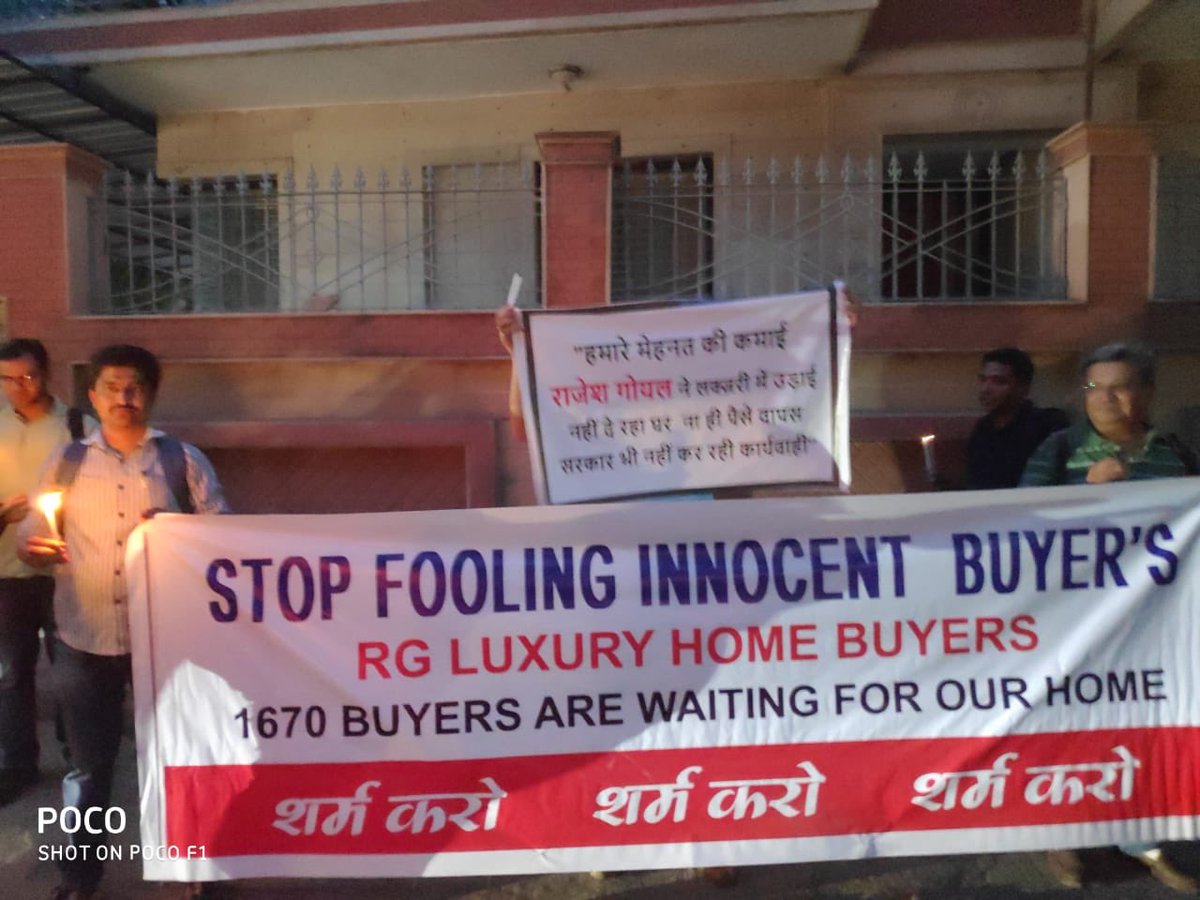 MohitSh54650710's tweet photo. Candle march by innocent buyers @myogiadityanath @PMOIndia @EOWDelhi FIR filed one year ago , builder moving free , buyers on road #MeTooCheatedByRajeshGoel https://t.co/egwE66Owq1
