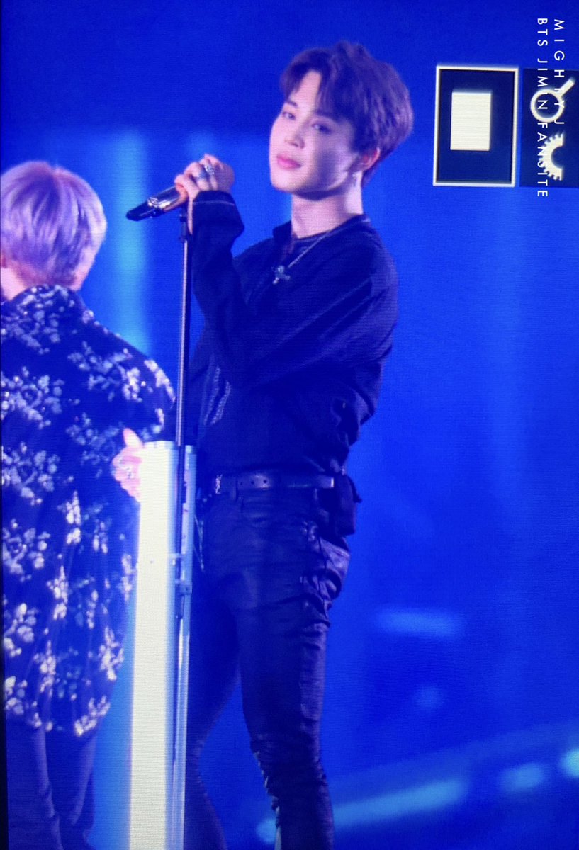 mighty_jimin's tweet photo. 190615 매직샵 머스터 부산 #지민 #JIMIN 
다리가... 안끝나네¿ https://t.co/r70BaHUjHn