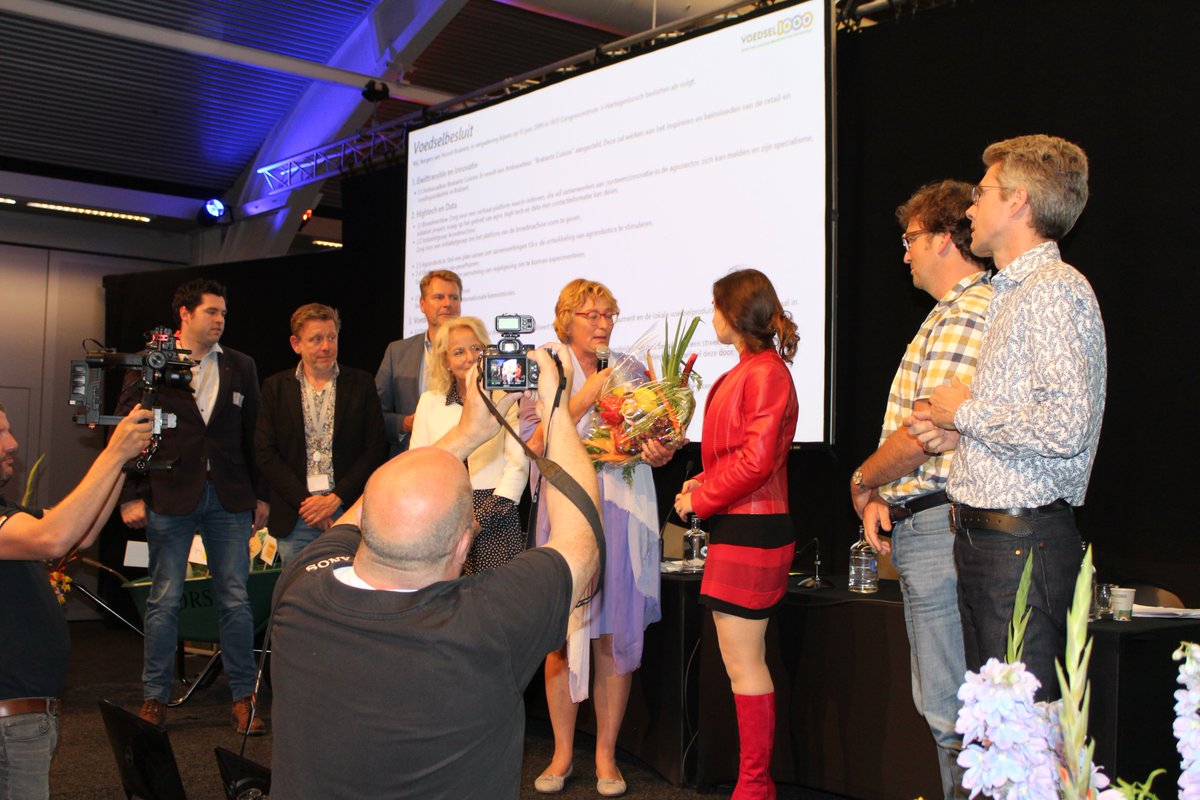 Gedeputeerde Anne-Marie Spierings neemt het Brabants Voedselbesluit in ontvangst. Een groot compliment aan alle deelnemers. Het besluit wordt ook door partners als de BMF, LTO, VNO en HAS omarmd.
