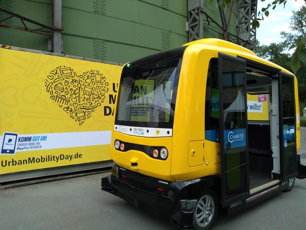 Simm_Patrick's tweet photo. Beim #UrbanMobilityDay zum ersten Mal #autonom gefahren. 🚌 #AutonomousVehicles #mobility https://t.co/dHNwNMwY1N